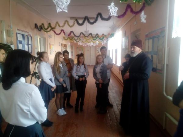 Школу посетил настоятель Вознесенского храма отец Михаил