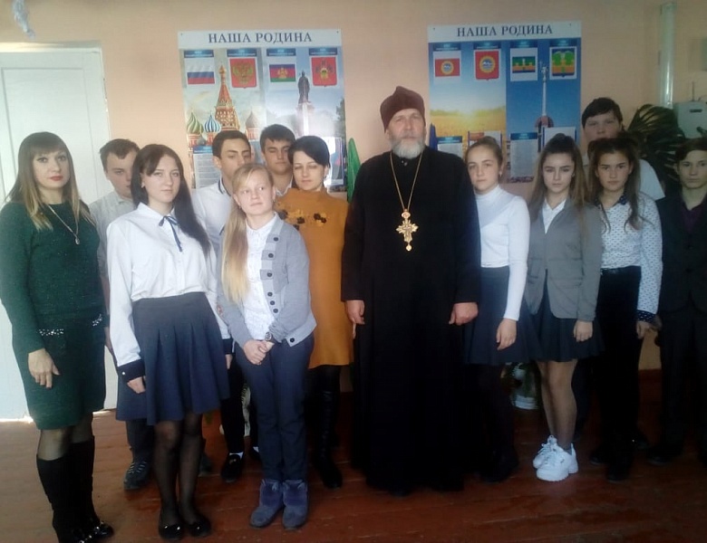 Школу посетил настоятель Вознесенского храма отец Михаил