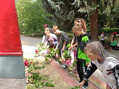 возложение цветов к Обелиску погибшим во время ВОВ