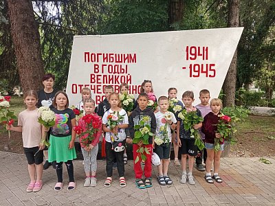 у памятника погибшим